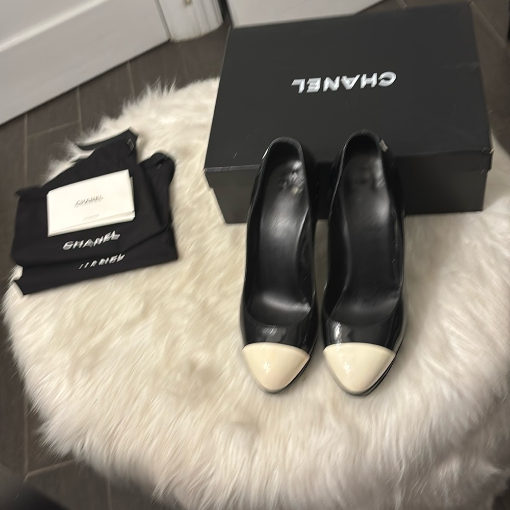 Chanel black & white patent leather pumps 41